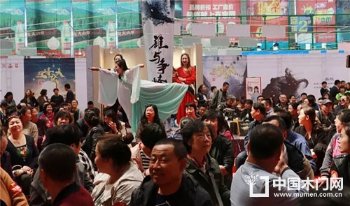 “俠女”與現(xiàn)場消費(fèi)者精彩互動