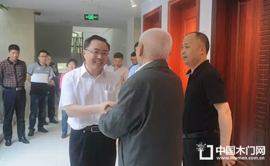 黨委書(shū)記劉傳清和王連志總站長(zhǎng)深切握手