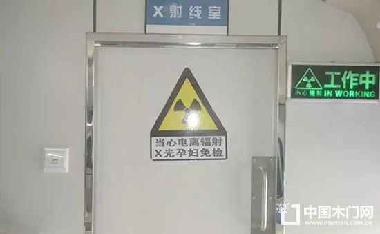 護士核對檢測結(jié)果