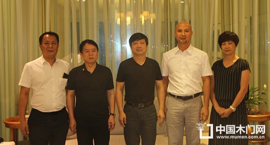 重慶市木門行業(yè)協(xié)會與廣東倫教木工機械商會交流