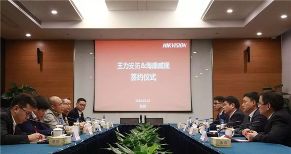 王力與?？低? />
</p>
<p>
	王躍斌董事長講述了公司品牌、研發(fā)、軟件、管理、產(chǎn)品、稅收、上市、新零售、智能制造、信息化建設(shè)等方面的情況。王躍斌說，2018年王力品牌價值達(dá)271.62億元，躋身中國品牌500強109位，連續(xù)7年門業(yè)第一，遙遙領(lǐng)先其他品牌。連續(xù)6年榮獲中國房地產(chǎn)開發(fā)企業(yè)500強首選供應(yīng)商。
</p>
<p>
	雙方本著“資源共享、優(yōu)勢互補、長期合作、互利共贏”的原則,打造雙贏、可持續(xù)發(fā)展的戰(zhàn)略合作關(guān)系，充分發(fā)揮王力在智能門鎖行業(yè)、房地產(chǎn)行業(yè)等方面的優(yōu)勢，結(jié)合?？低曉谝曨l應(yīng)用、家庭安防、智慧社區(qū)等方面的豐富經(jīng)驗，實現(xiàn)深度合作，不斷提升產(chǎn)品和服務(wù)的創(chuàng)新能力，致力于“讓每個家庭享受智能安全生活”。
</p>
<p>
	同時，雙方還將在人工智能、視覺分析、萬物互聯(lián)等方面開展探索，不斷深化在智慧工廠、智慧園區(qū)、智能制造、智慧倉儲等領(lǐng)域的合作，推進(jìn)企業(yè)向可視化、規(guī)范化和現(xiàn)代化發(fā)展，實現(xiàn)雙方互利共贏。
</p>
<p style=