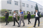極家木門迎來了國內(nèi)家居行業(yè)巨頭“居然之家”考察團進行參觀指導(dǎo)。