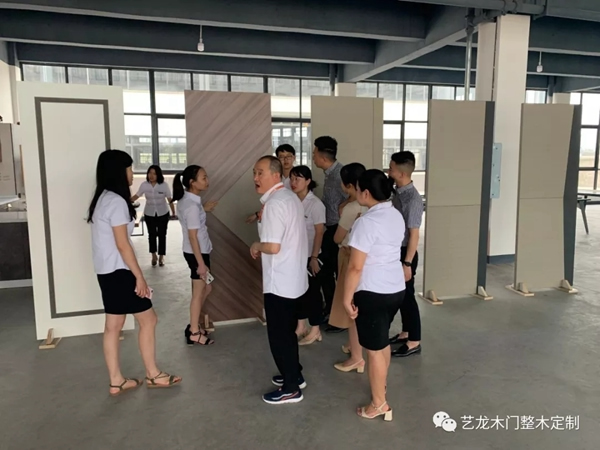 鼎和裝飾公司設(shè)計(jì)師蒞臨藝龍木門參觀交流