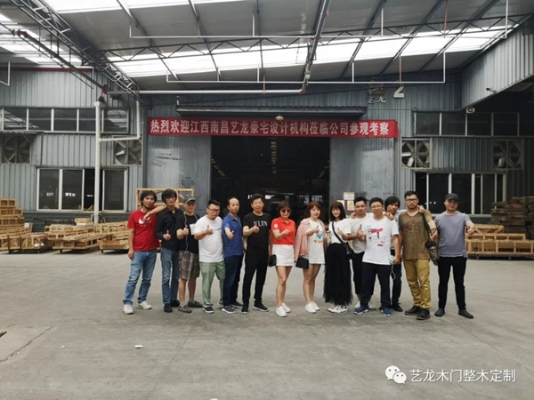 南昌豪宅設(shè)計精英團隊蒞臨藝龍參觀考察