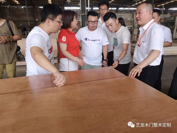 南昌豪宅設(shè)計精英團隊蒞臨藝龍參觀考察