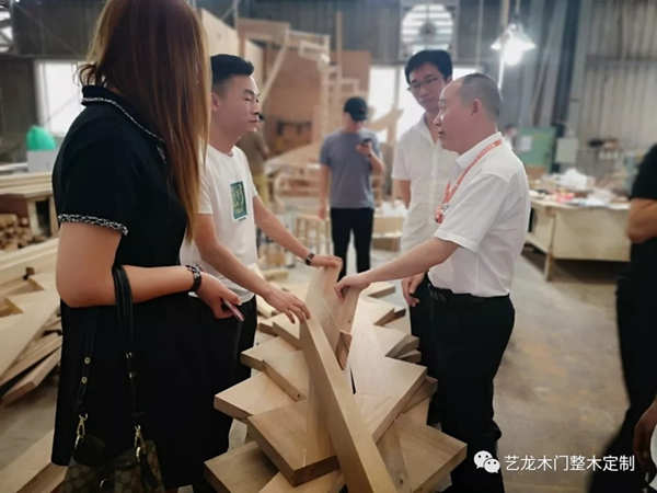 南昌豪宅設(shè)計精英團隊蒞臨藝龍參觀考察