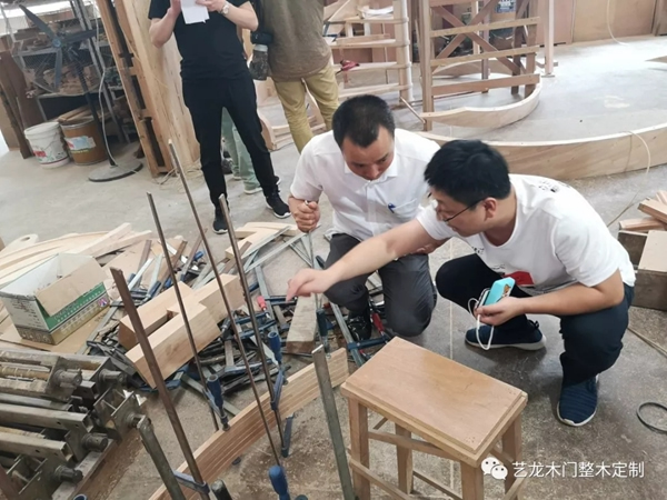 南昌豪宅設(shè)計精英團隊蒞臨藝龍參觀考察