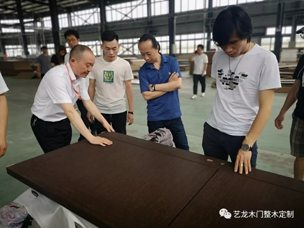 南昌豪宅設(shè)計精英團隊蒞臨藝龍參觀考察
