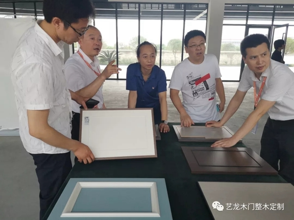 南昌豪宅設(shè)計精英團隊蒞臨藝龍參觀考察