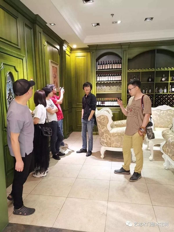 南昌豪宅設(shè)計精英團隊蒞臨藝龍參觀考察