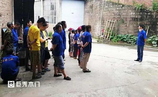 巨秀木門：開展應(yīng)急消防演練，樹立全員防范意識(shí)
