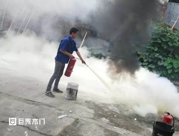 巨秀木門：開展應(yīng)急消防演練，樹立全員防范意識(shí)
