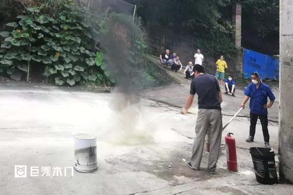 巨秀木門：開展應(yīng)急消防演練，樹立全員防范意識(shí)