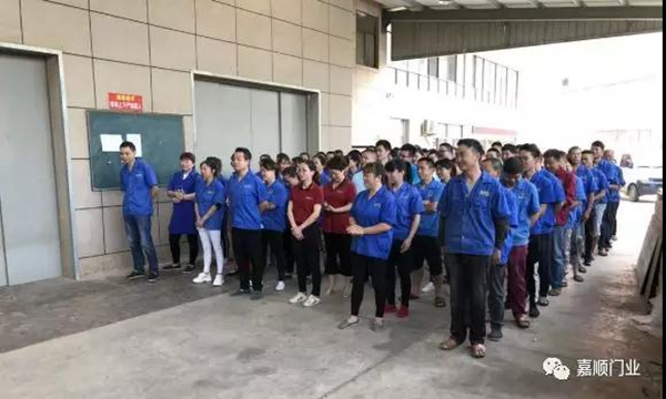 贏戰(zhàn)市場：【嘉嘉木門/全屋定制】員工月度大會隆重召開！