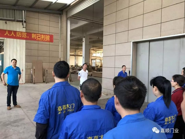 贏戰(zhàn)市場：【嘉嘉木門/全屋定制】員工月度大會隆重召開！