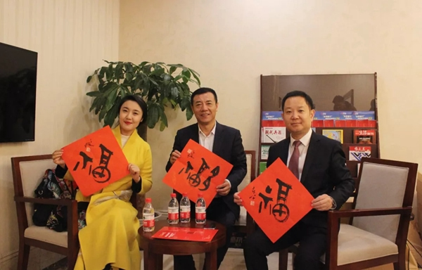 尚品本色：一副春聯(lián)一份祝福，送福到北京站！