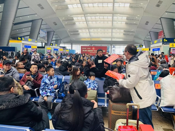 尚品本色：一副春聯(lián)一份祝福，送福到北京站！