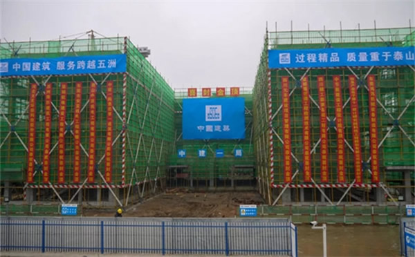 大寶漆成都化工綜合樓喜封金頂，開啟發(fā)展新篇章！
