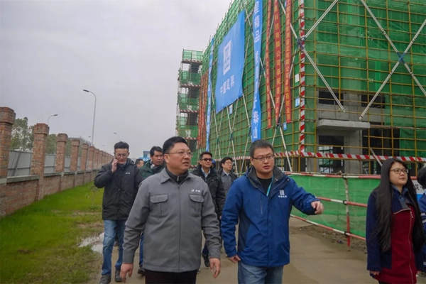 大寶漆成都化工綜合樓喜封金頂，開啟發(fā)展新篇章！