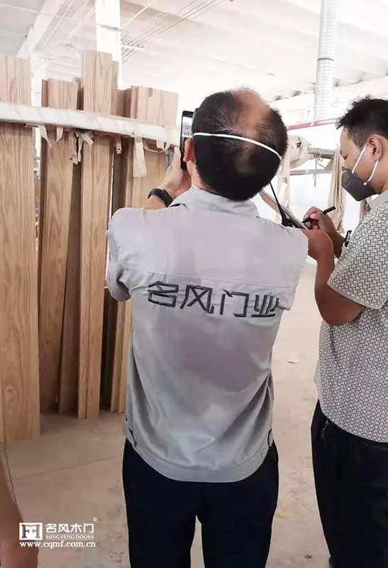 名風(fēng)木門堅持每天質(zhì)量巡查 杜絕任何瑕疵產(chǎn)品流入市場