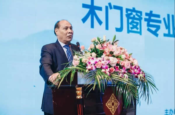 中國木材與木制品流通協(xié)會木門窗專業(yè)委員會會長關(guān)潤開