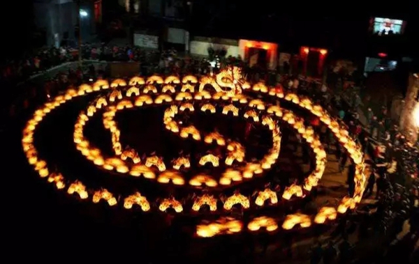 永佳無(wú)漆木門(mén)祝大家元宵佳節(jié)月圓人安！