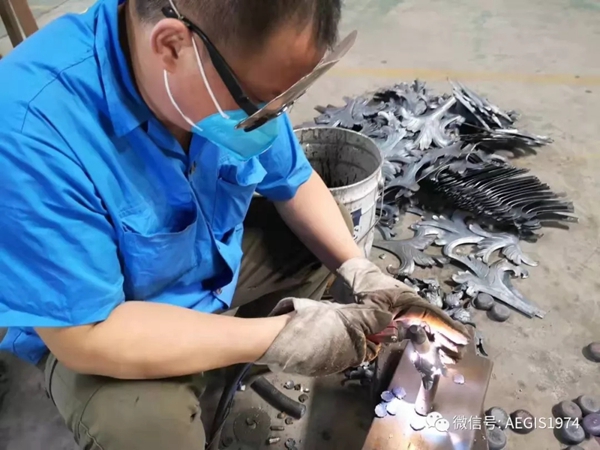 艾奎斯別墅大門：只做手工鐵藝，做好手工鐵藝