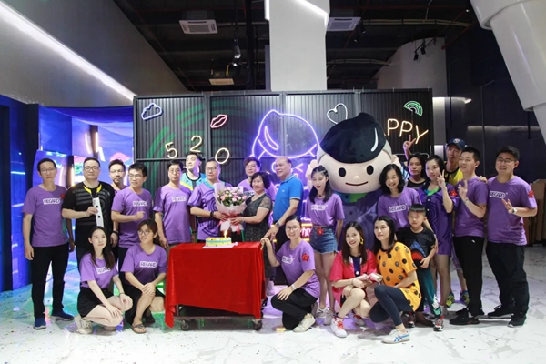 潤成創(chuàng)展線上玩樂PLUS之夜帶著青春的氣息，與大家直播會面！