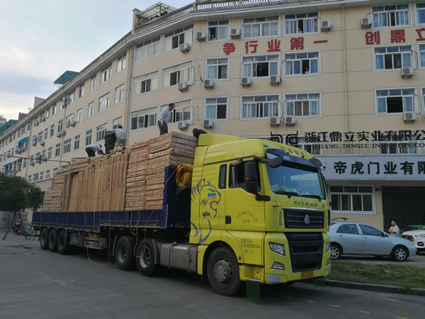 哇！這一整車的鑄鋁門運(yùn)往何處？