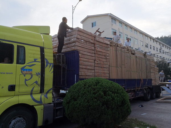 哇！這一整車的鑄鋁門運(yùn)往何處？