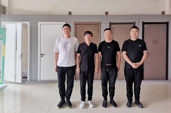 重慶市木門(mén)行業(yè)協(xié)會(huì)秘書(shū)長(zhǎng)走訪美冠和九鳳企業(yè)