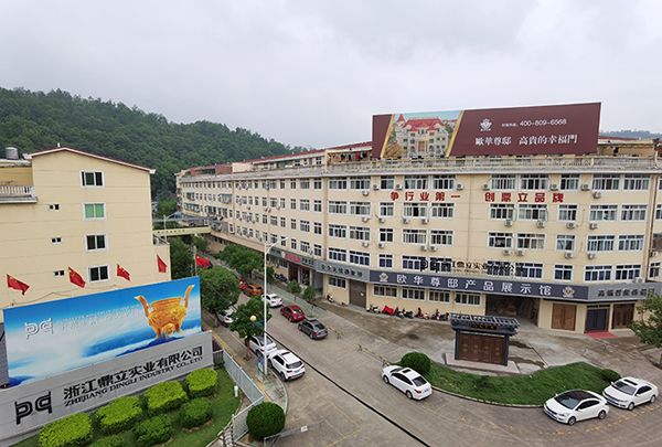 長期在露天風(fēng)吹日曬雨淋的歐華尊邸鑄鋁大門會(huì)褪色嗎？