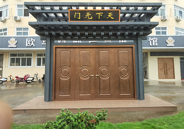 長期在露天風(fēng)吹日曬雨淋的歐華尊邸鑄鋁大門會(huì)褪色嗎？