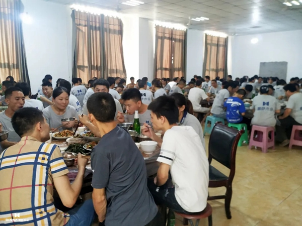 鼎薩木門舉行端午員工聚餐活動(dòng)，全體員工共度端午佳節(jié)！