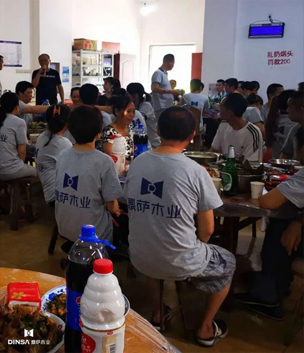鼎薩木門舉行端午員工聚餐活動(dòng)，全體員工共度端午佳節(jié)！
