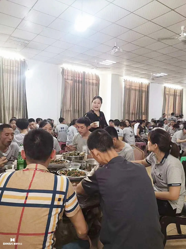 鼎薩木門舉行端午員工聚餐活動(dòng)，全體員工共度端午佳節(jié)！
