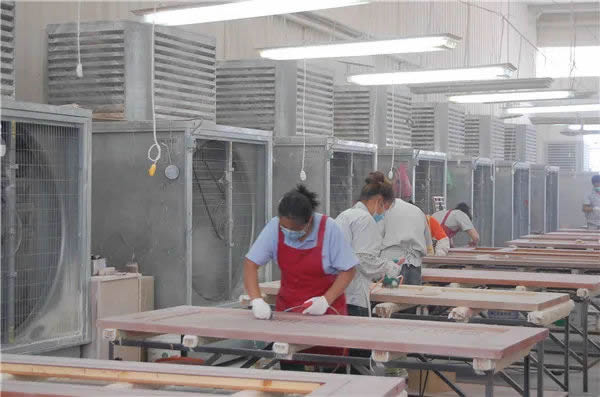 青島一木：實(shí)木門為什么這么貴，40多道工序缺一不可！