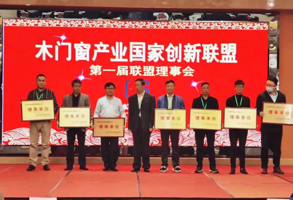 瑝瑪榮獲“中國(guó)林業(yè)產(chǎn)業(yè)創(chuàng)新獎(jiǎng)”，并成為首批“國(guó)家創(chuàng)新聯(lián)盟”。