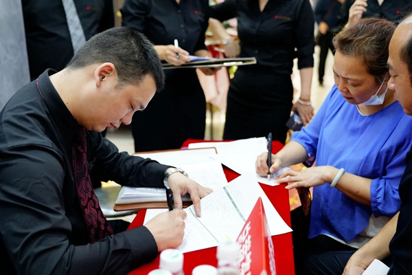 帝贊深圳龍崗店盛大開業(yè)！專業(yè)定制輕奢鋁木門