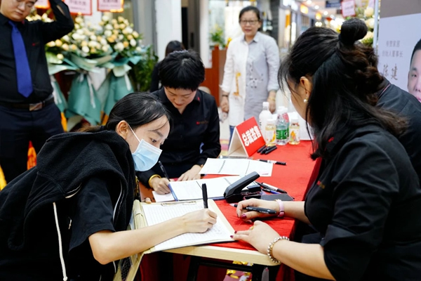 帝贊深圳龍崗店盛大開業(yè)！專業(yè)定制輕奢鋁木門