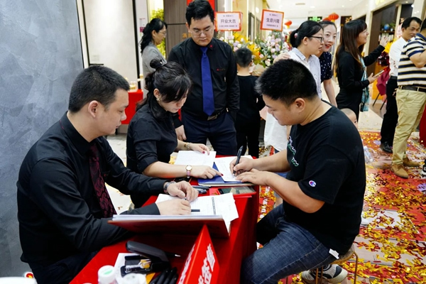 帝贊深圳龍崗店盛大開業(yè)！專業(yè)定制輕奢鋁木門