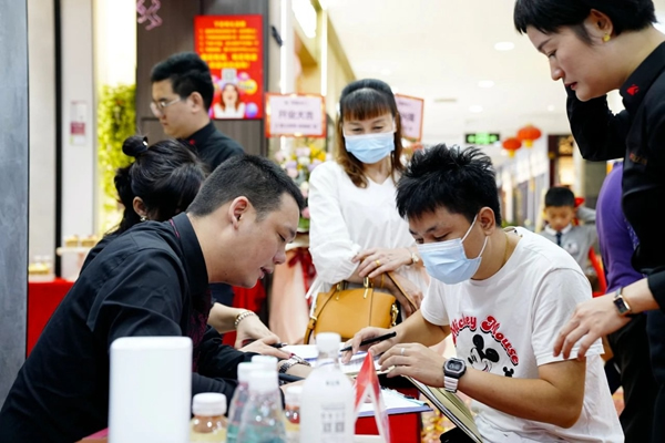 帝贊深圳龍崗店盛大開業(yè)！專業(yè)定制輕奢鋁木門