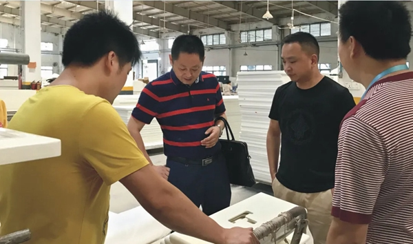 迪峰機械這款設備使得木門噴涂效率提高4倍！