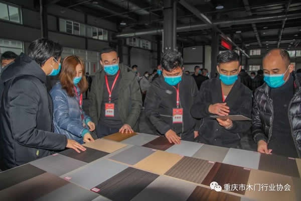 重慶開(kāi)州、貴州赤水組團(tuán)考察重慶木門(mén)及定制企業(yè)