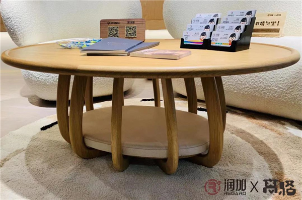 潤成創(chuàng)展：這只貓，竟然……賴在凳子上不走了！