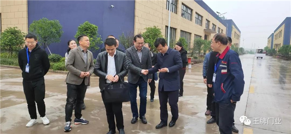 世紀(jì)王牌全屋定制歡迎黎平縣人民政府王春雷縣長一行蒞臨考察指導(dǎo)