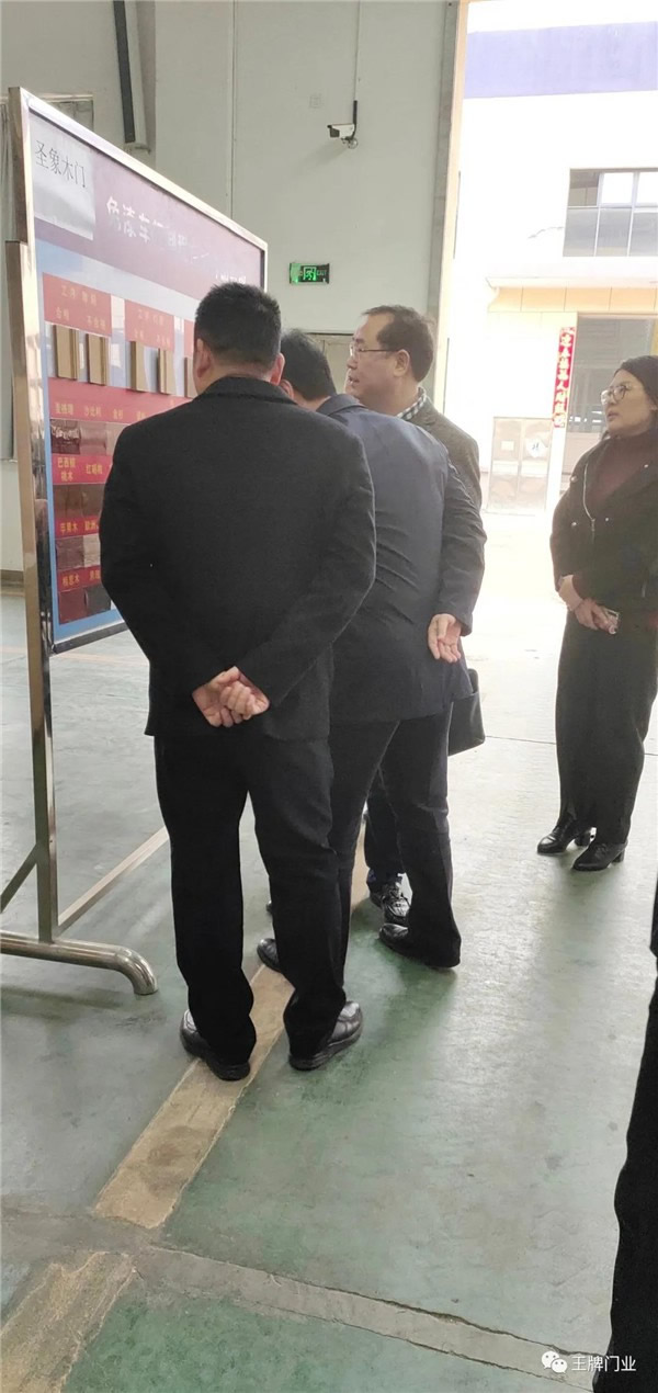 世紀(jì)王牌全屋定制歡迎黎平縣人民政府王春雷縣長一行蒞臨考察指導(dǎo)