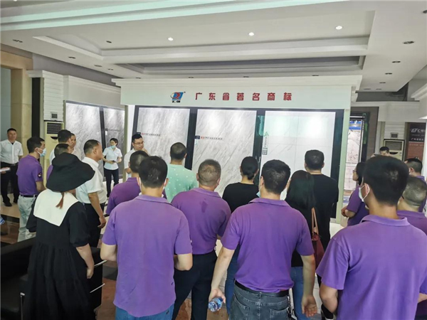 潤成創(chuàng)展聯(lián)動(dòng)洛果商貿(mào)走進(jìn)新潤成陶瓷參觀交流