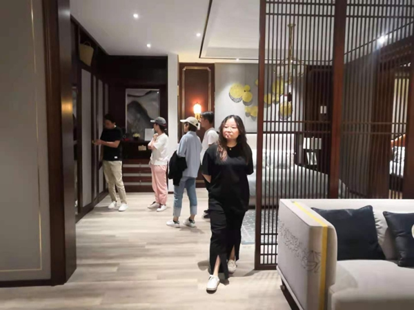 華泰龍木門助力經(jīng)銷商接大單！