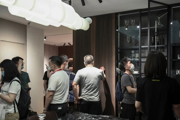 伯藝木門(mén)|客廳＆餐廳，生活的“輕”與“重”